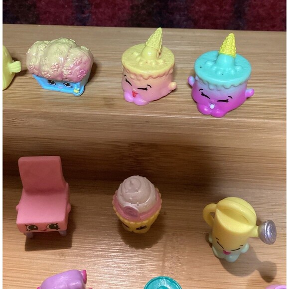 Shopkins Season Five 5 Lot 22 Figures Plus 4 Cases Moose Toys Animated Foods - Picture 3 of 9